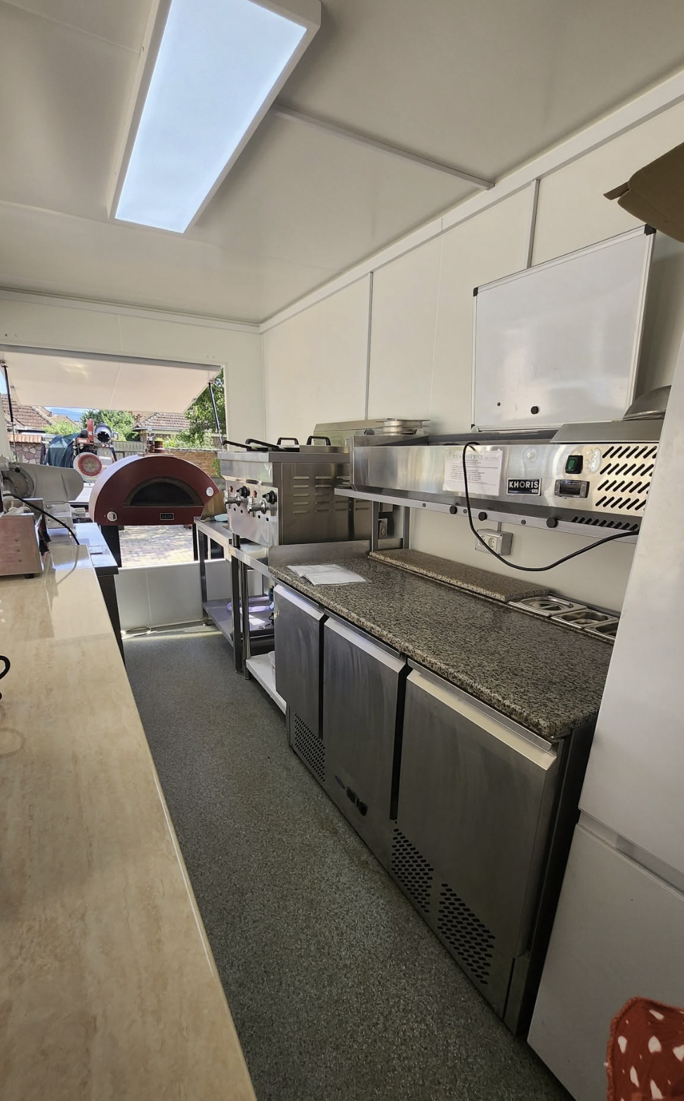 Interiorul profesional al rulotei Pizza Da Luigi Sebiș