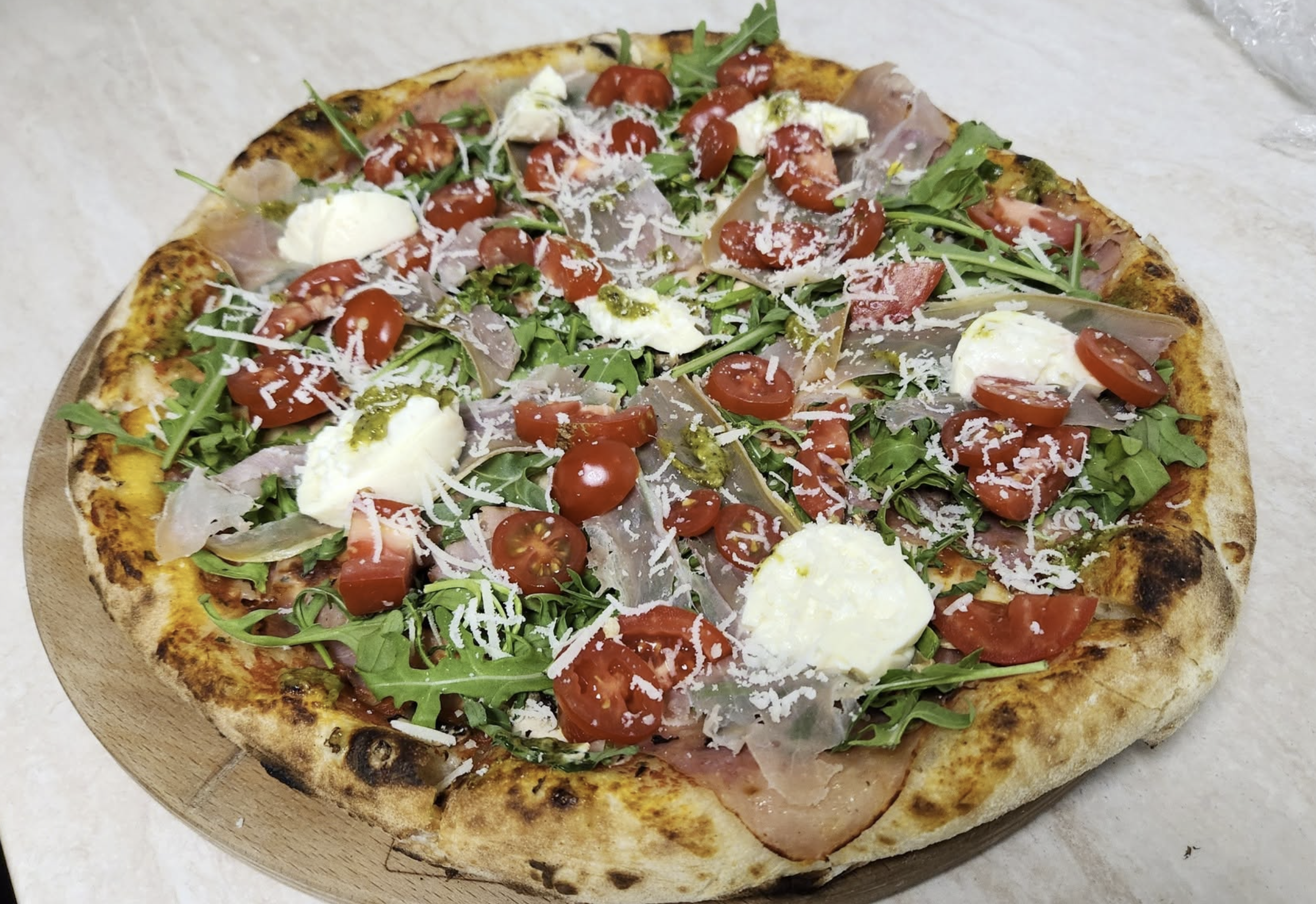 Pizza Da Luigi Speciale cu Prosciutto Crudo și Bocconcini